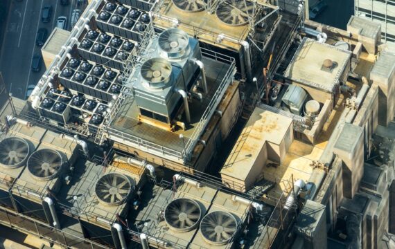 Dom, który chłodzi się sam – pasywne chłodzenie radiacyjne od dachu po meble z gliny