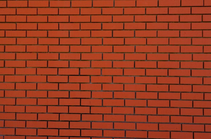 Gliniane płytki 3D z PCM: ściana, która magazynuje ciepło i reguluje wilgoć