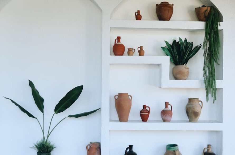 Gliniane meble kapilarne – półki i panele z terakoty, które chłodzą latem i grzeją zimą