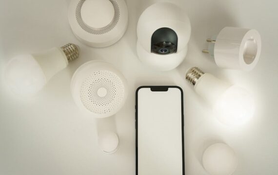 Listwa przypodłogowa 24 V DC – ukryta magistrala zasilania dla modułowych świateł i czujników w domu