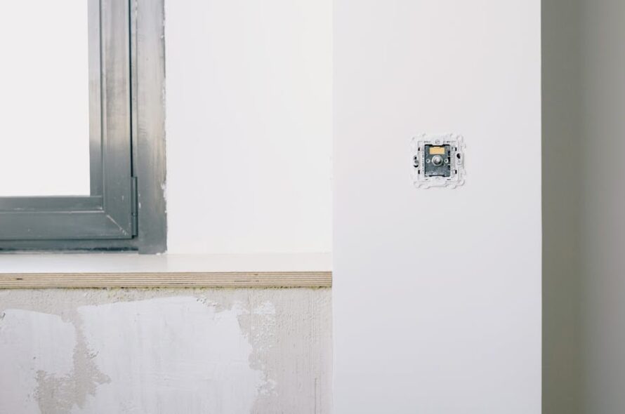 Ściana, która magazynuje chłód i ciepło – dekoracyjne panele PCM 23-26 C do salonu i sypialni