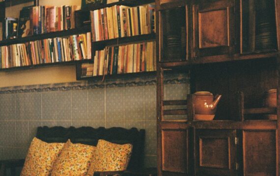 Meble higroskopijne z gliny i drewna: regały, które stabilizują wilgotność, wyciszają wnętrza i pachną naturalnie