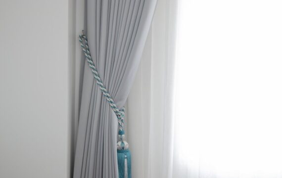 Termoaktywne zasłony z PCM – szycie, sterowanie i realne oszczędności w mieszkaniu