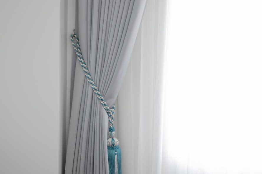 Termoaktywne zasłony z PCM – szycie, sterowanie i realne oszczędności w mieszkaniu