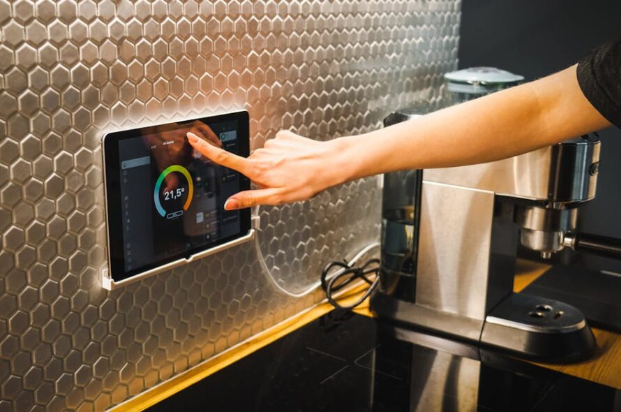 Panele z grzybni z materiałem PCM – cicha ścienna klimatyzacja i akustyka w jednym