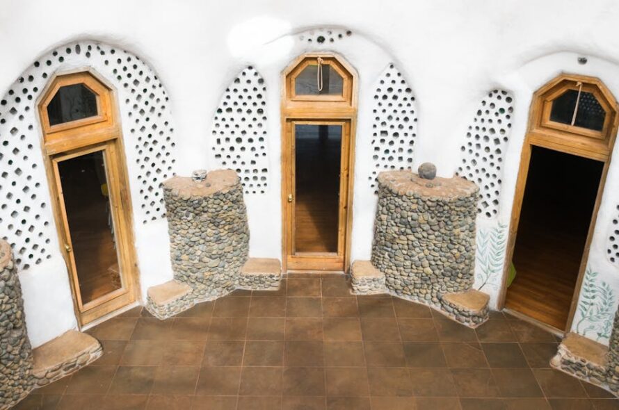 Ściany, które chłodzą i grzeją: gliniane panele z PCM jako ciche HVAC do mieszkania