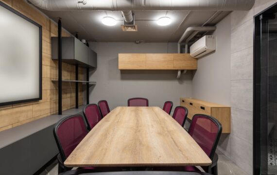 Chłodzące ściany napinane z PCM i mikro-wentylacją 24 V – cichy komfort bez klimatyzatora