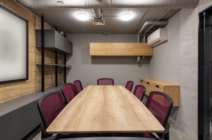 Chłodzące ściany napinane z PCM i mikro-wentylacją 24 V – cichy komfort bez klimatyzatora