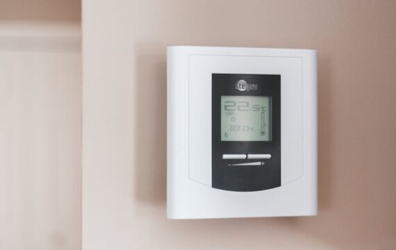 Ściana kapilarna na wodzie szarej + panele PCM – ciche chłodzenie bez klimatyzacji i oszczędne ogrzewanie w jednym