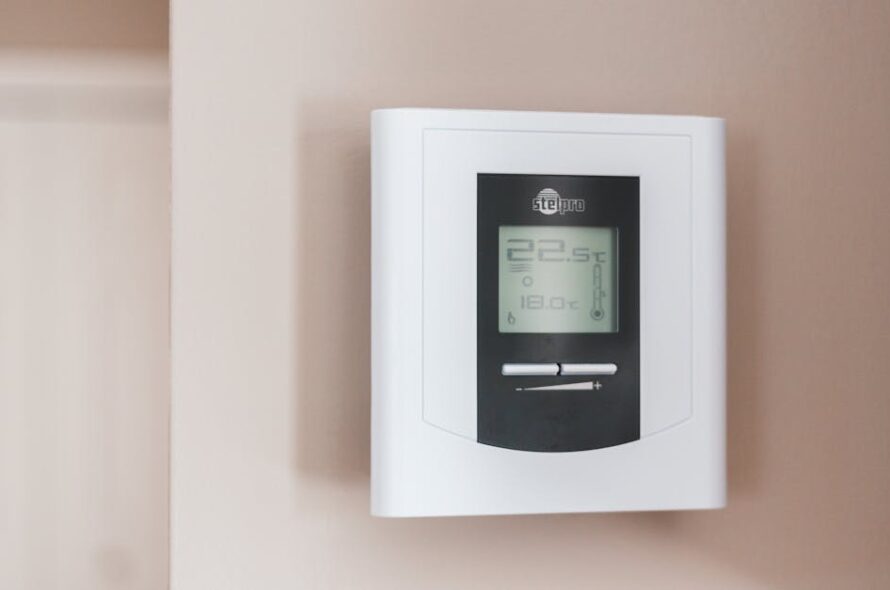 Ściana kapilarna na wodzie szarej + panele PCM – ciche chłodzenie bez klimatyzacji i oszczędne ogrzewanie w jednym