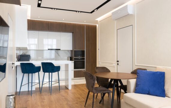 Listwa przypodłogowa 24 V – ukryta sieć zasilająca do lamp, ładowarek i mini-ogrzewania