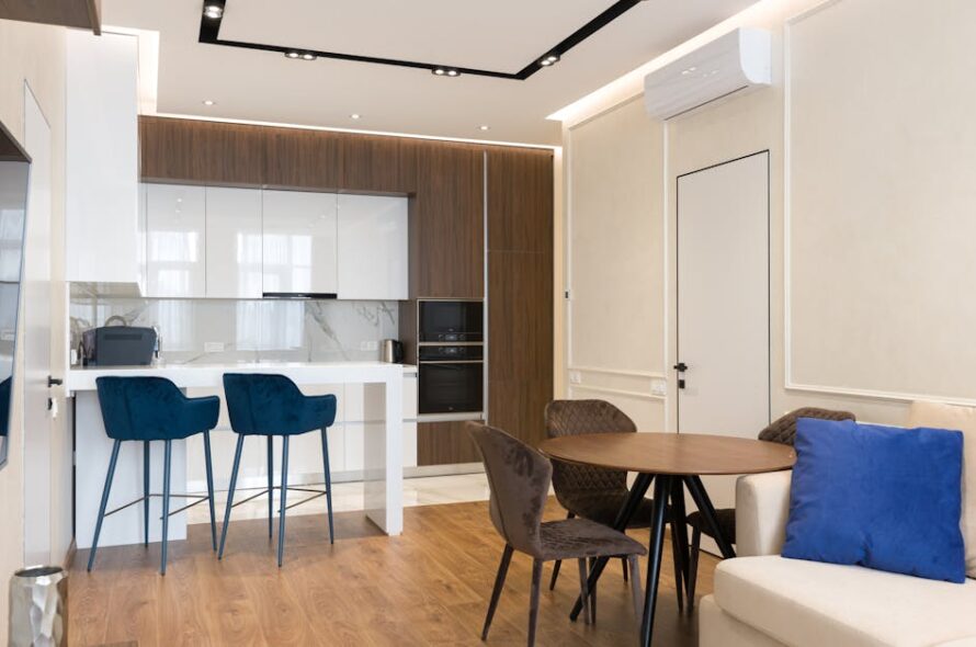 Listwa przypodłogowa 24 V – ukryta sieć zasilająca do lamp, ładowarek i mini-ogrzewania